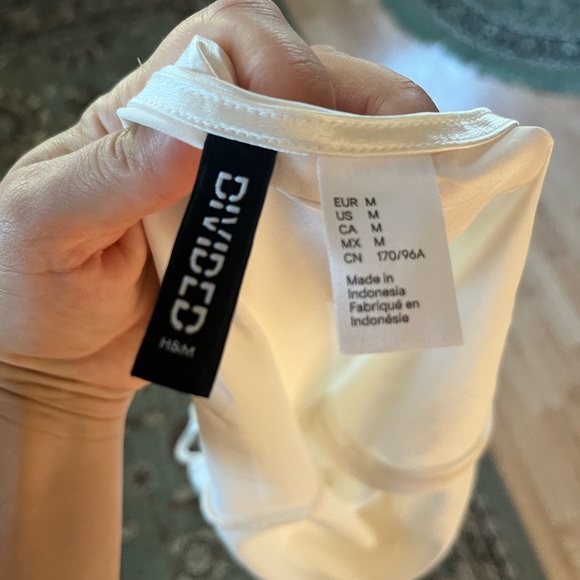 Perfect satin bridal dress - Picture 3 of 3